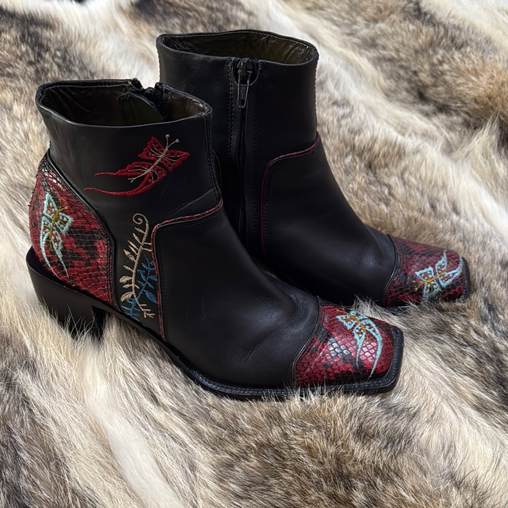 Bagnoli & Bonifacio Leather Embroidered Booties